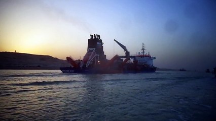 مشهد بديع لغروب الشمس بقناة السويس على احدى الكراكات فى القطاع الجنوبي مايو 2015