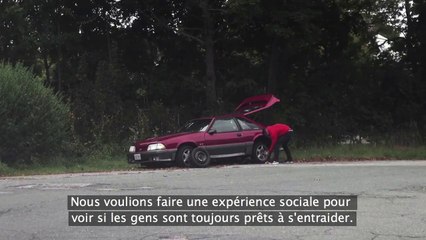 Il attend de l'aide au bord de la route, et enfin...
