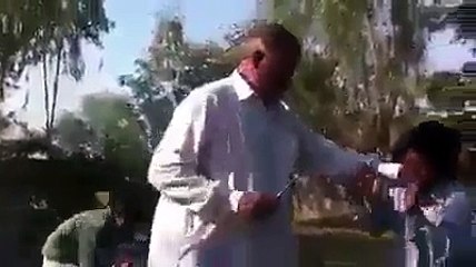 Hahahaha Kiss kiss ko yad hai Teacher kee Maar