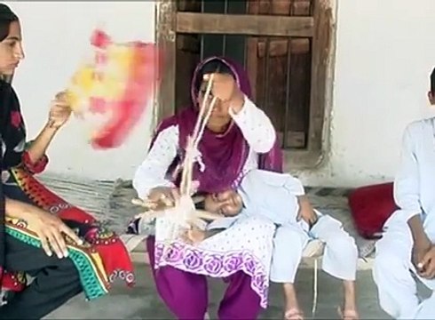 دوستوں یہ ویڈیو زیادہ سے زیادہ شیر کرو ہو سکتا ہے کوئی اللہ کا بندہ ان کی مدد کر رے. اور جو مدد کرنا چاہتا ہے وہ اس نمبر پر رابطہ کریں. 00923466491449یہ فیملی سرائے عالمگیر کھمبی مهرا کی ہے.