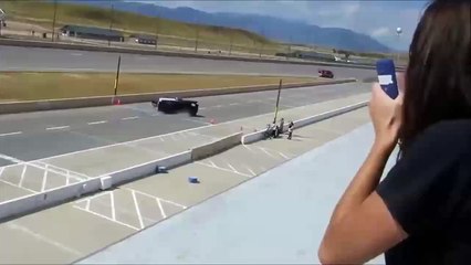 Il termine sa course de dragster les pieds dans le pare-brise, REGARDEZ !