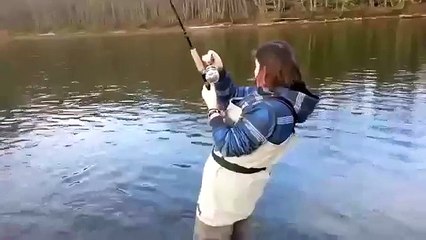 Женщина на рыбалке!
