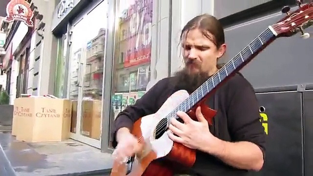 Mariusz Goli, un musicien improvise dans les ru...