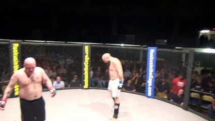 Un Catcheur se fait Dessus en Plein Combat