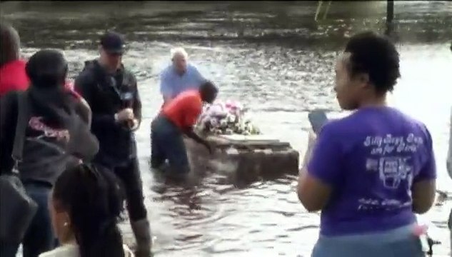 Inondations en Caroline du Sud : un cercueil flotte à la dérive sur une route