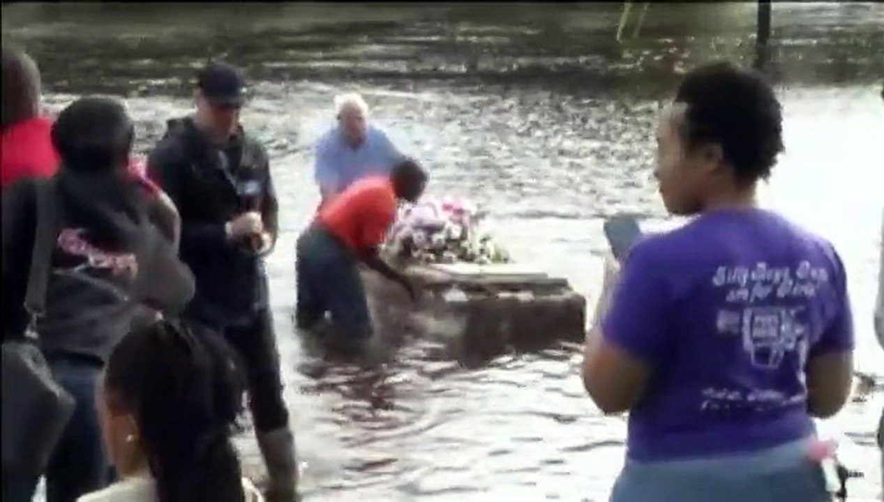 Inondations en Caroline du Sud : un cercueil flotte à la dérive sur une route