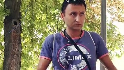 Bu erkekler nereye bakıyor