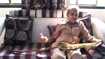 El hombre que no se corta las uñas desde 1952 se ganó un récord Guinness