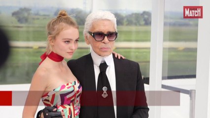 Lily-Rose Depp embarque avec Karl Lagerfeld sur CHANEL AIRLINES