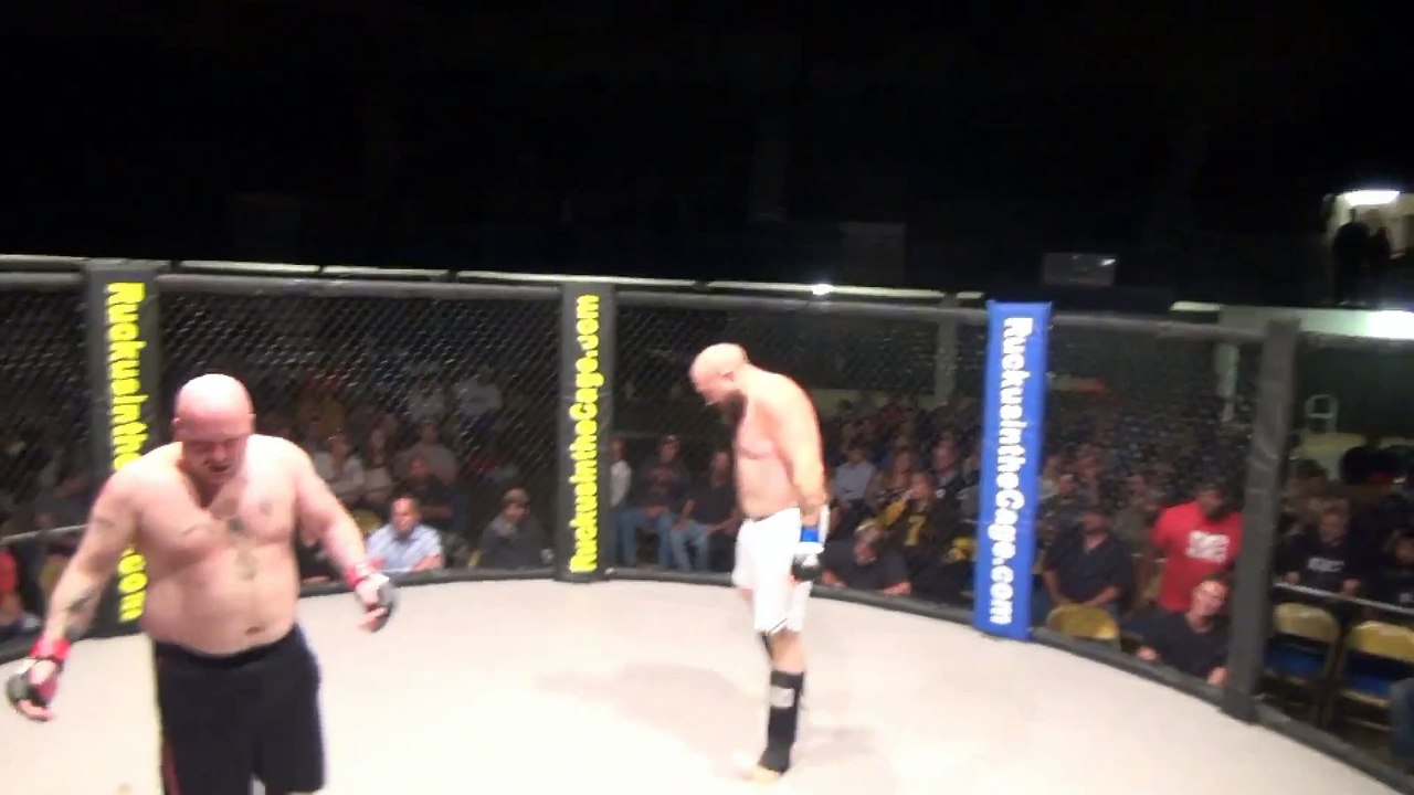 Un combattant MMA se chie dessus
