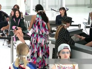 Mode à Paris: Lagerfeld invite au voyage sur "Chanel Airlines"