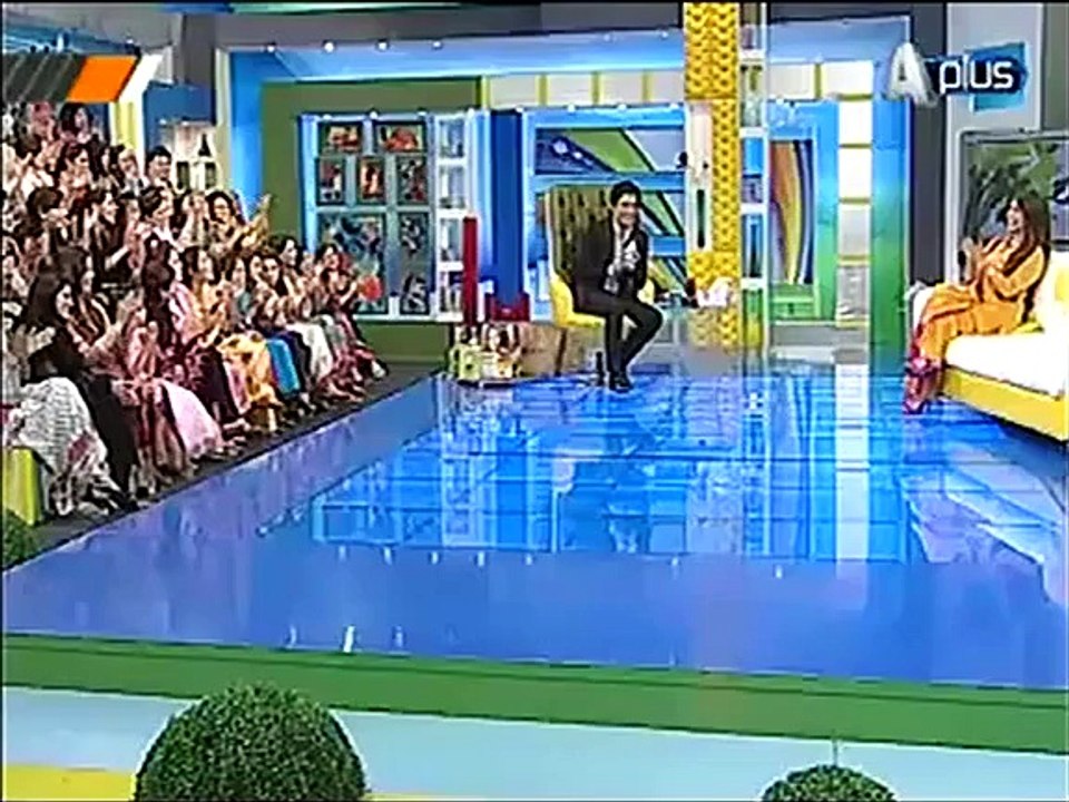 See What Reema Khan Said When Sahir Lodhi Kissed and Hugged Her in a Live Show ??