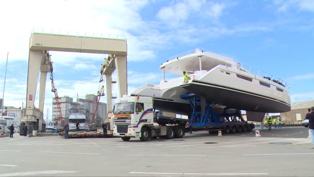 22/09/2015 - Mise à l'eau du 1er Privilege Serie 7 du chantier Privilège Marine