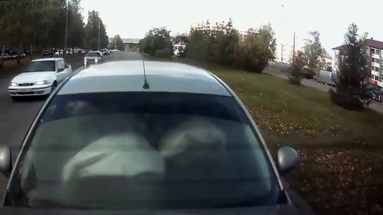 Deux filles trop pressées doublent un camion