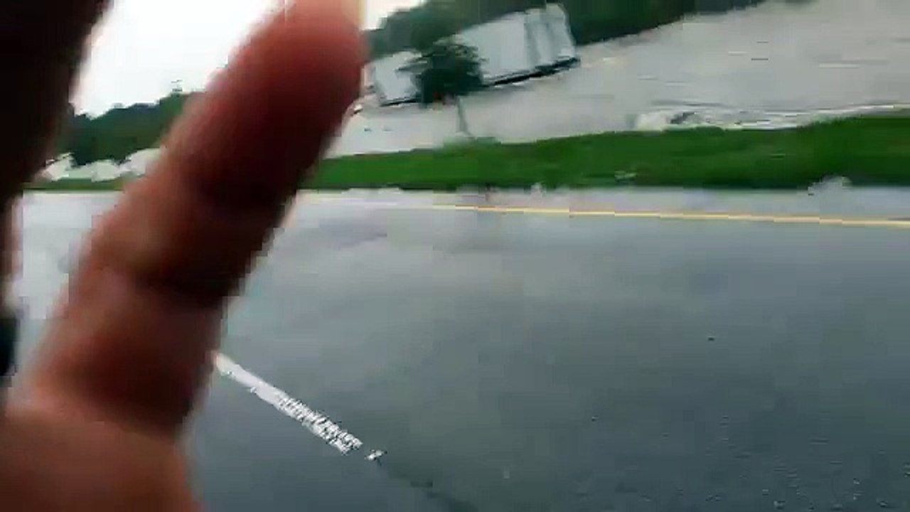 Un camion roule sur une route inondée