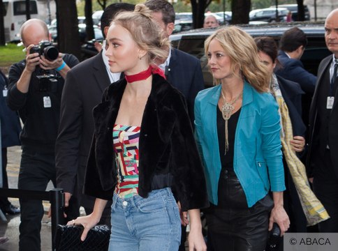 Exclu Vidéo : Vanessa Paradis et Lily-Rose Depp : elles font la paire au défilé Chanel !