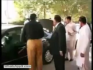 Dusra Dhamaka Hua Aur Paint Khul Gaya - Funny Moment On Live Tv(whatsapp9.com)