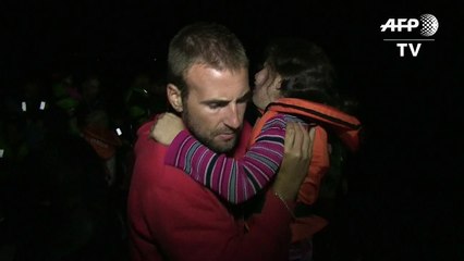 Grèce: émus, des migrants arrivent par canot sur l'île de Lesbos