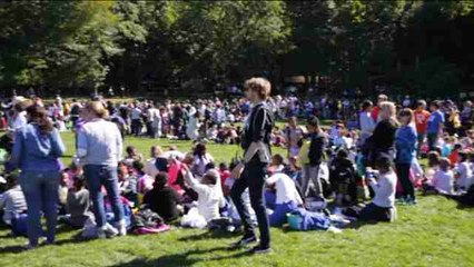 Miles de fans celebran el 75 cumpleaños de John Lennon en Nueva York