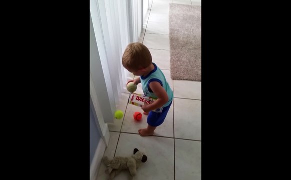 Ce bébé ne sera pas ramasseur de balles à Roland Garros... On en est sur!!!