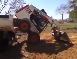 Il maitrise son tractopelle à la perfection !