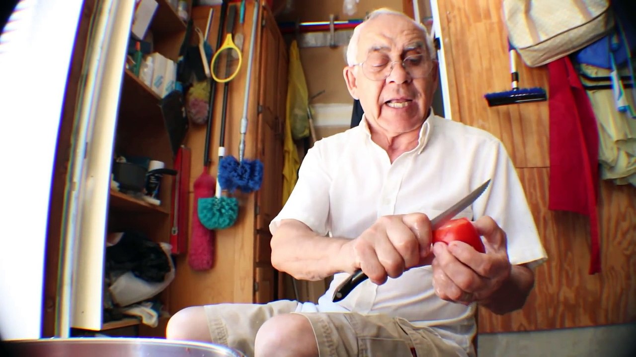 Ce cuisinier vous apprend à faire la vraie sauce tomate italienne et vous raconte une histoire en même temps