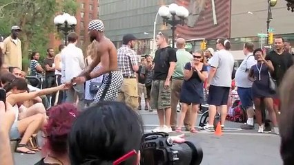 Un accrobate de rue à New york fait des tours de fou.