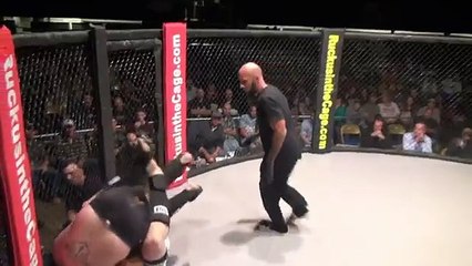 Un combattant MMA se chie dessus