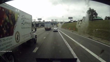 Cet automobiliste va renverser un semi-remorque