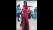  Düğünde apaçi dansı yapan tesettürlü kız