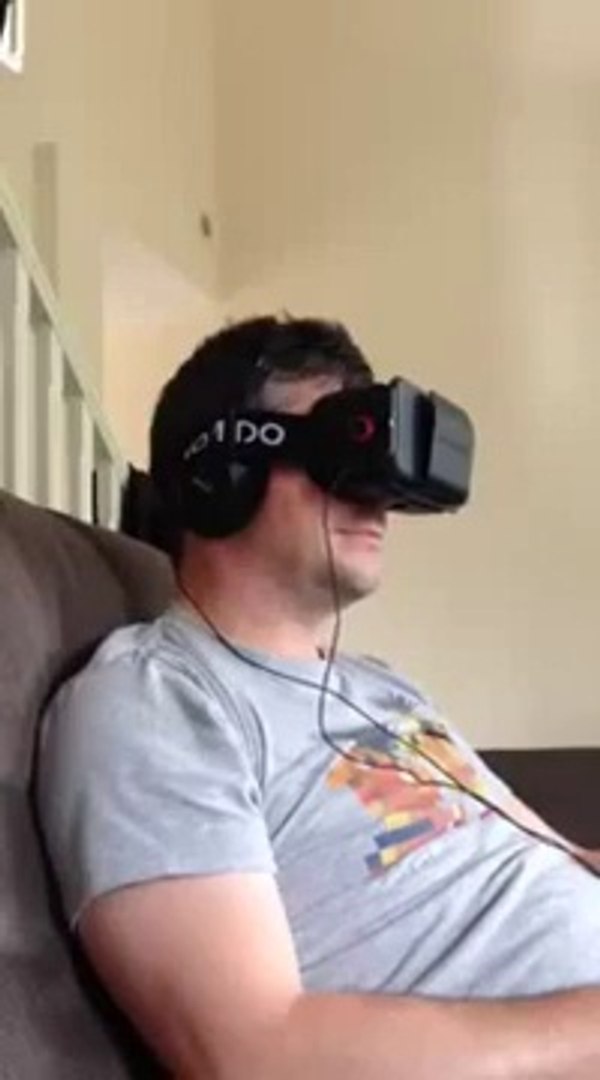 Ce gars panique en regardant un film d horreur avec son casque de realite virtuel Insidious VR