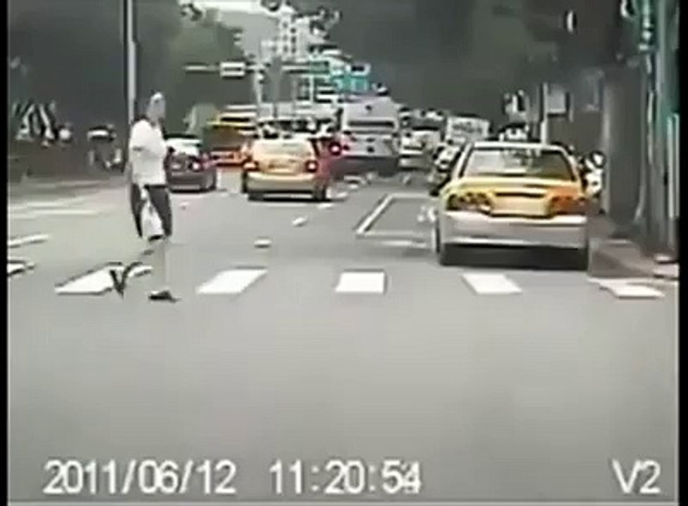Man forgot his girlfriend was on the back of his motorcycle...-Prank,Funny,Fun,Comedy