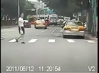 Man forgot his girlfriend was on the back of his motorcycle...-Prank,Funny,Fun,Comedy