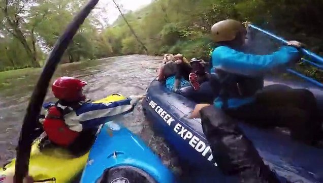 Deux sœurs ivres se battent pendant une descente en rafting