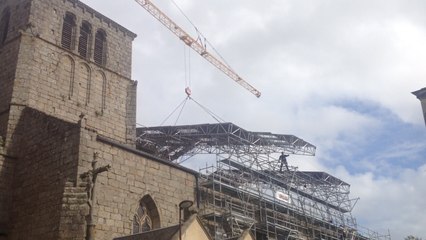 Installation d'un "parapluie" à l'église Saint-Pierre