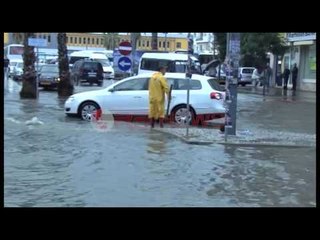 Përmbytje në disa akse rrugore të qytetit të Durrësit dhe zona periferike- Ora News