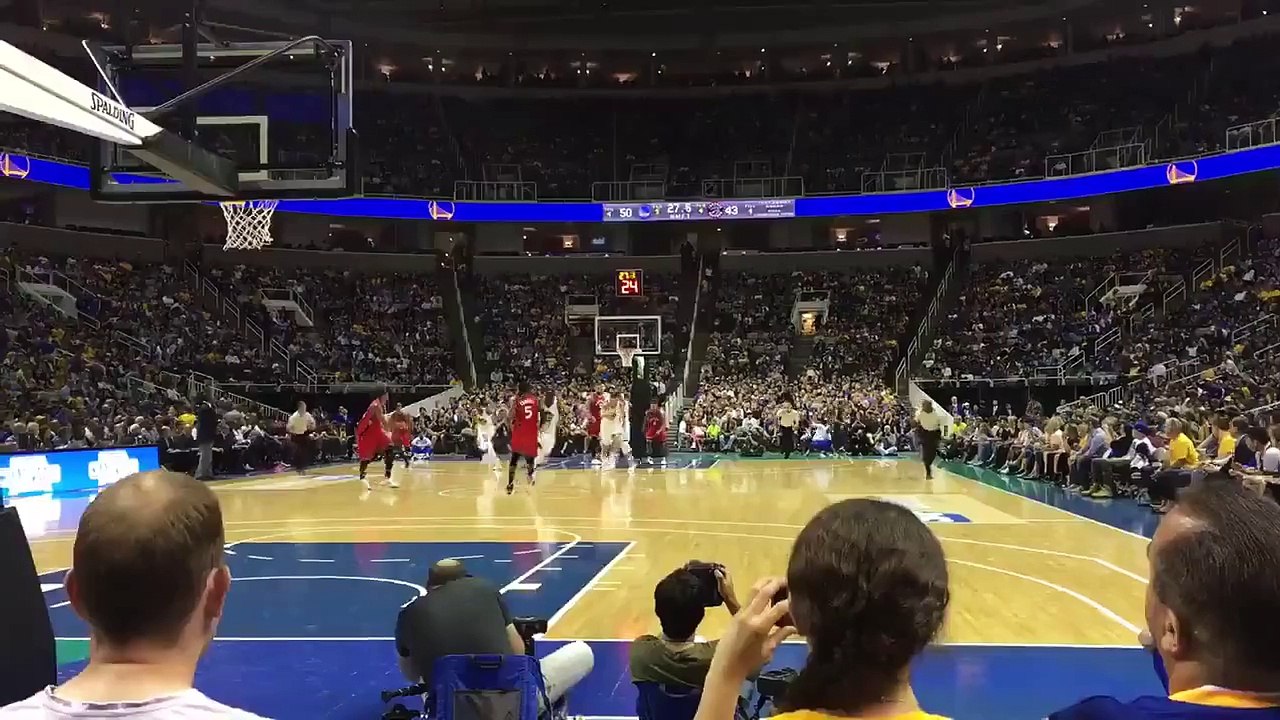 Steph Curry high-5's Warriors bench as ball in air