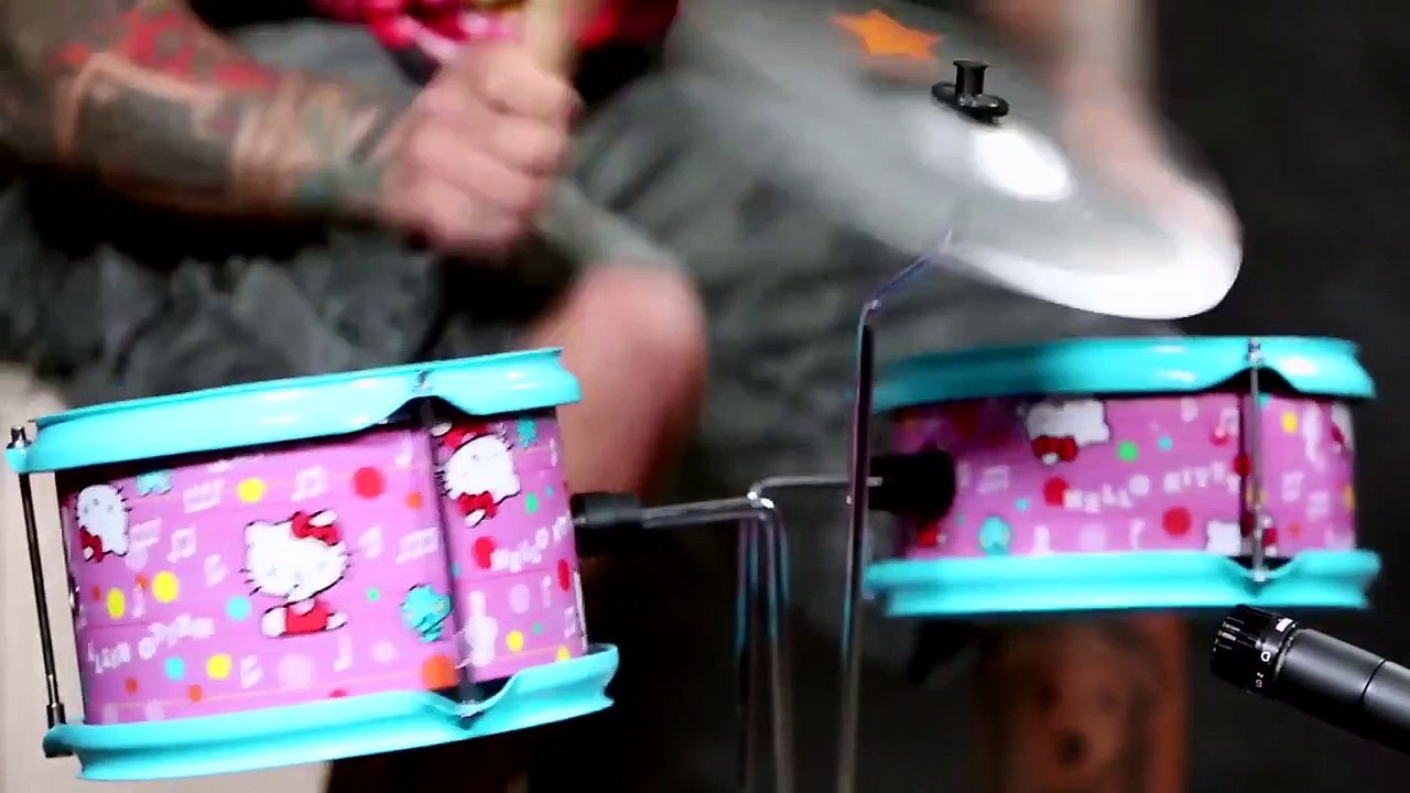 Mike Portnoy ex-batteur de Dream Theater martyrise un kit Hello Kitty