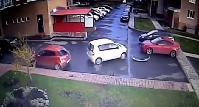 Régis sort d'un parking