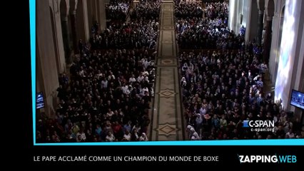 Le pape acclamé comme un champion du monde de boxe (vidéo)