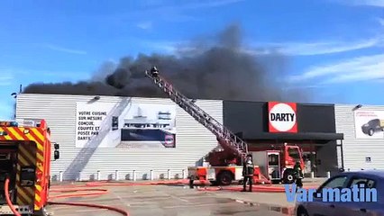 Le magasin Darty d'Ollioules en proie aux flammes