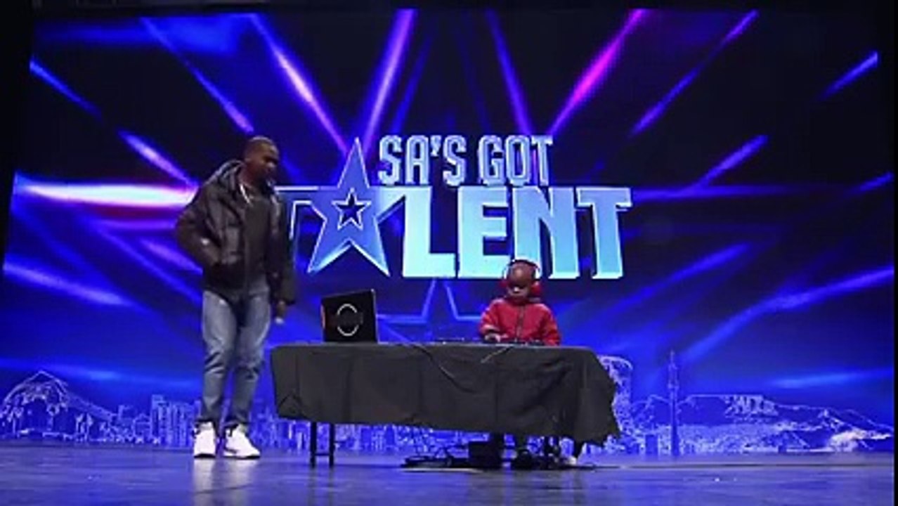 3 years old kid DJ - talk about talent