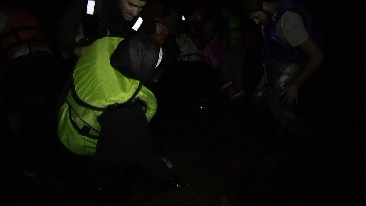 Emotional migrants reach Lesbos after Tsipras visit