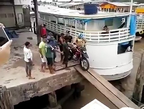 Il tente de charger sa moto sur un bateau mais tout ne se passe pas comme prévu !