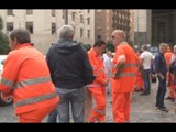 Napoli - Niente stipendio e futuro incerto: protestano dipendenti della coop 