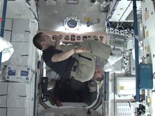 Dans l'espace, ils improvisent un cirque en apesanteur