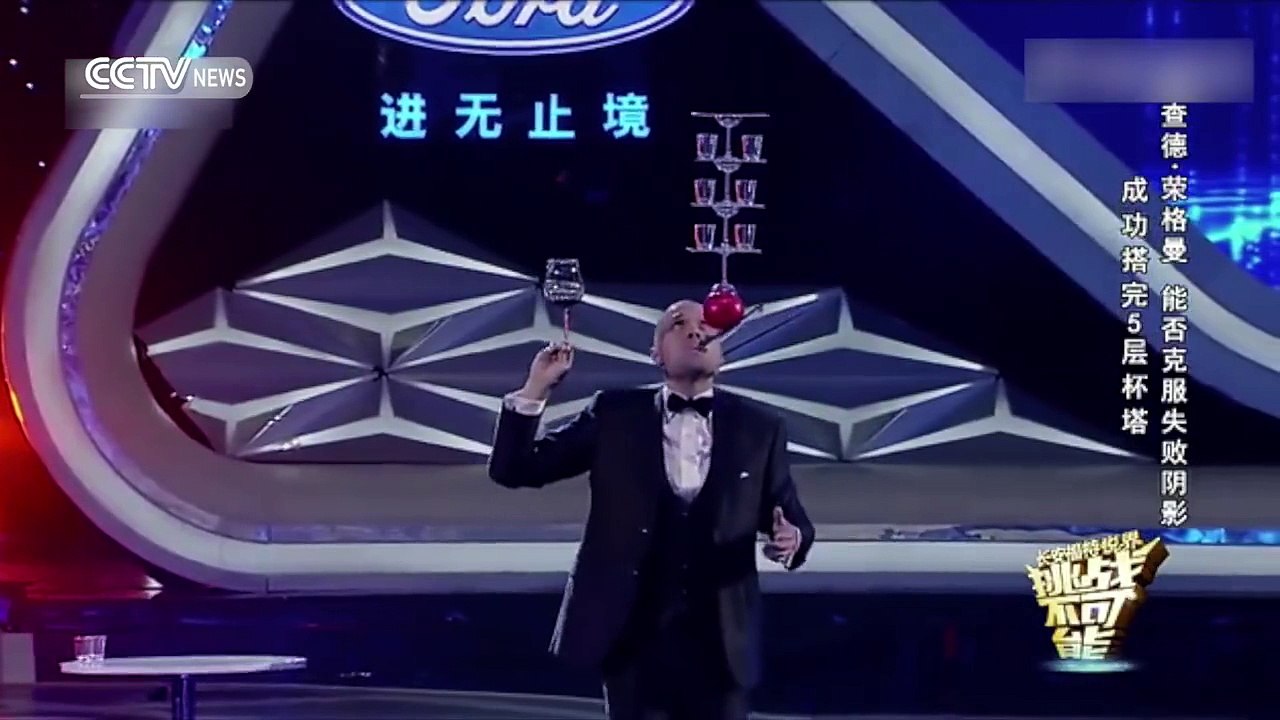 Man-balances-13-glasses-whilst-playing-violin