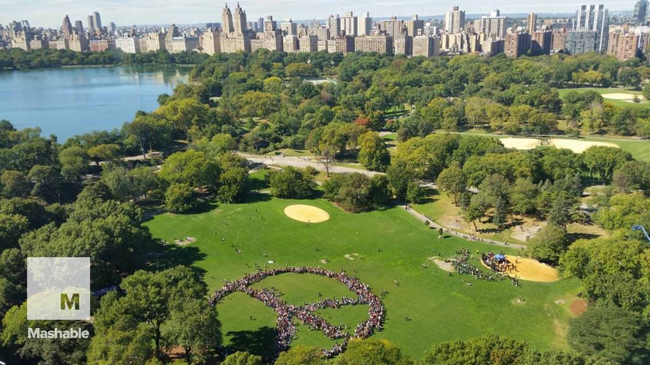 Yoko Ono's giant human peace sign was cool, but not record-breaking cool