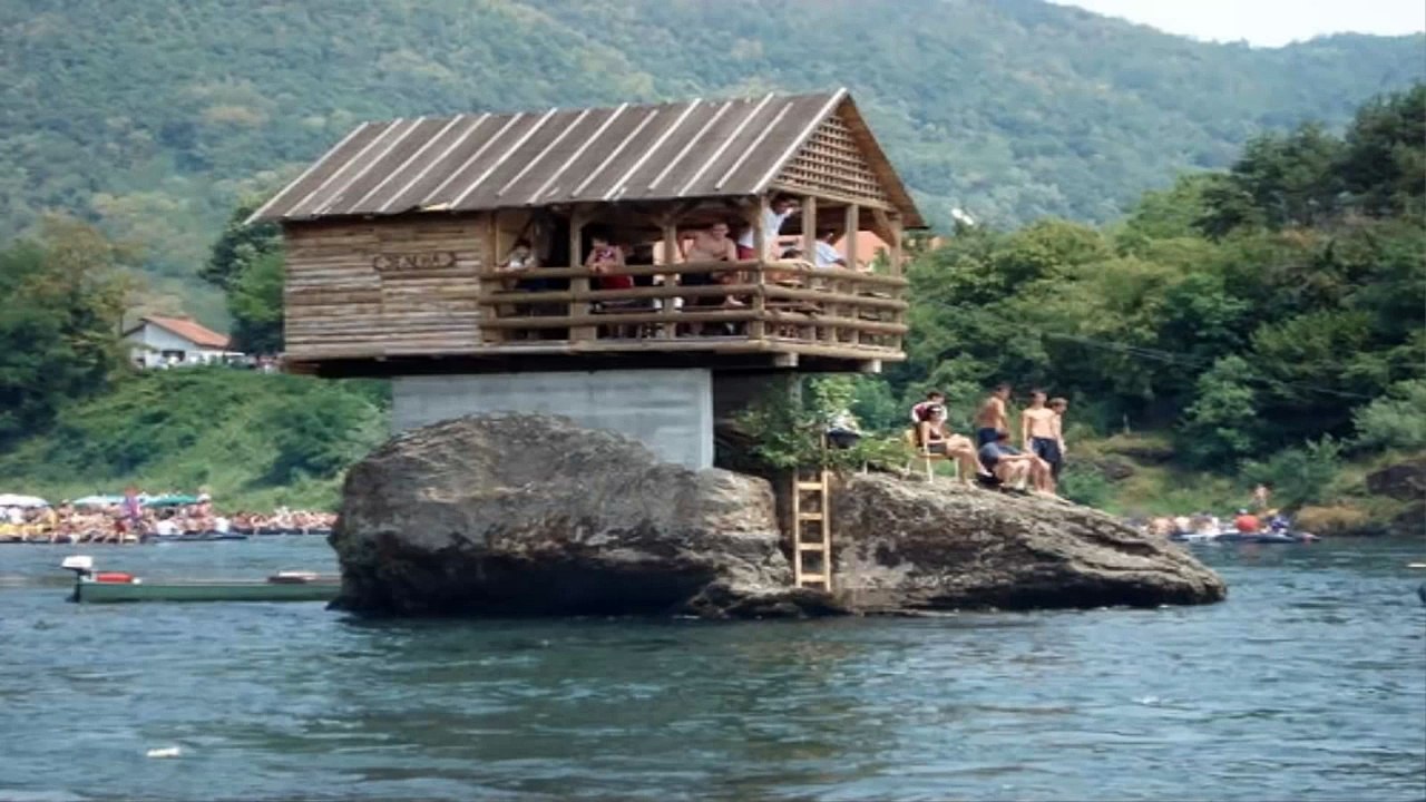 LAS CASAS MAS RARAS. Vivir en el agua