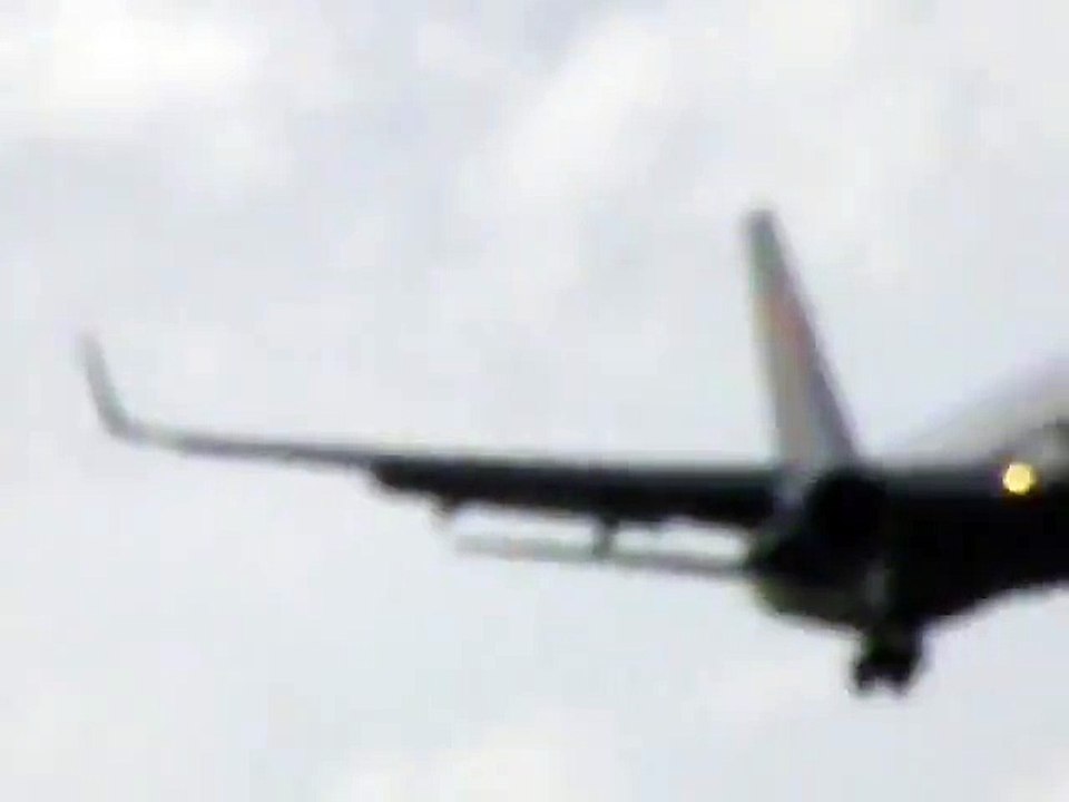 delta boeing 757 crosswind landing on short runway at miami.
